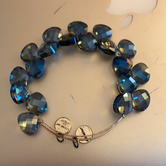 Blue jeweled bracelet - Picture 1 of 2